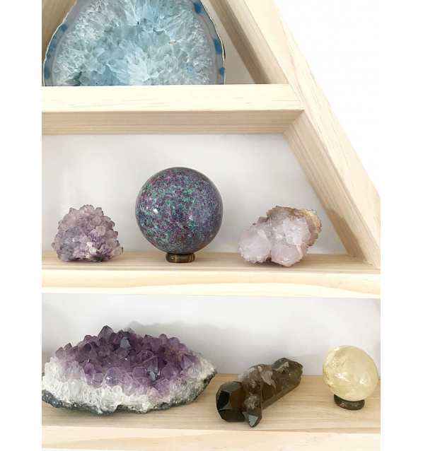 Estantería Pirámide de madera para rodear de armonía y belleza tu hogar