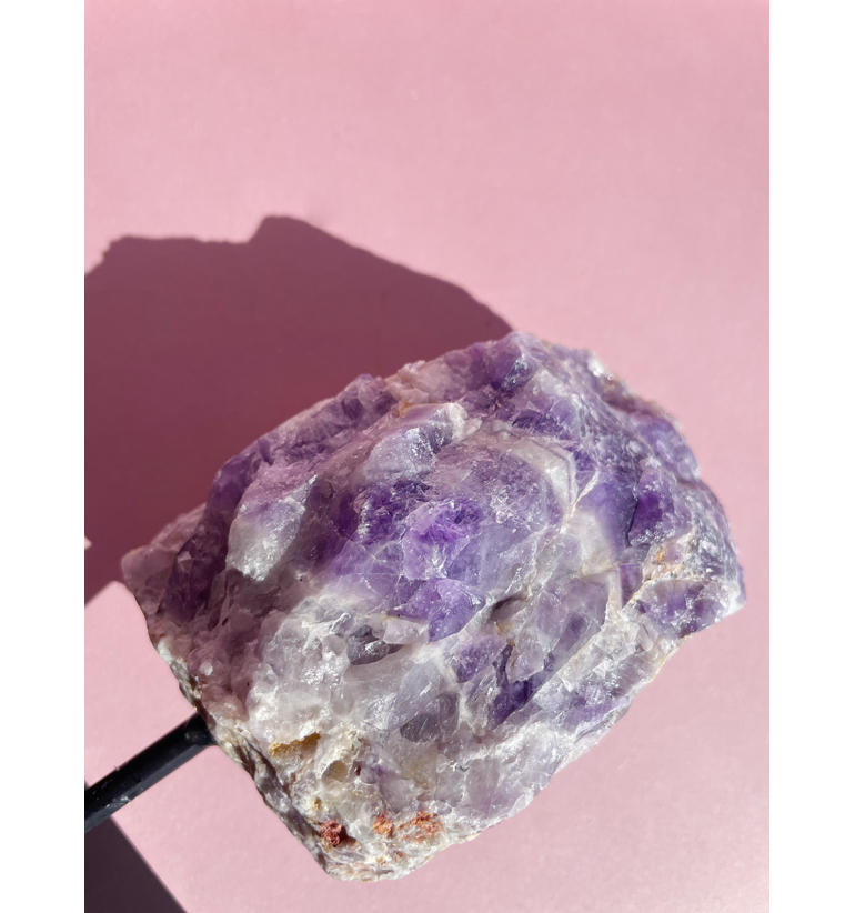 Amatista chevron en bruto con peana 1kg