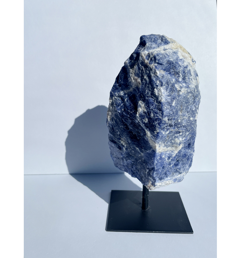 Sodalita en bruto con peana 1kg