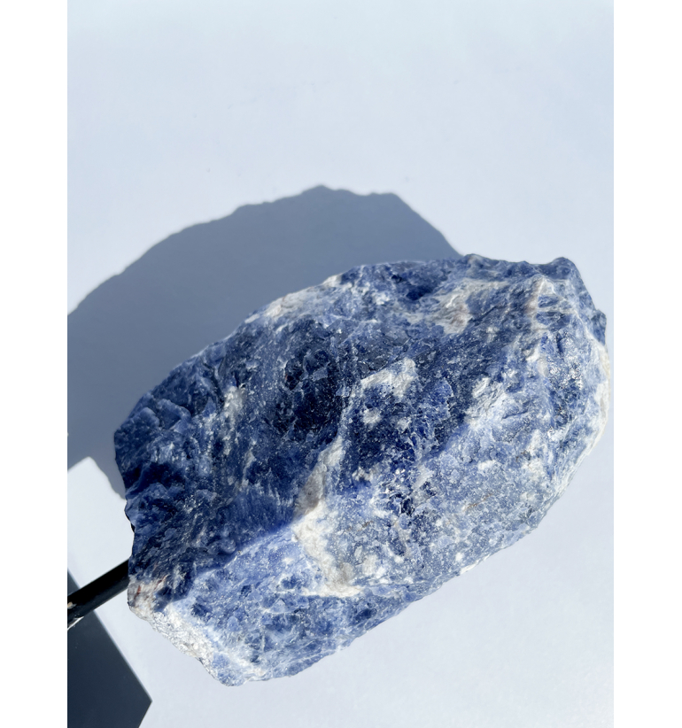 Sodalita en bruto con peana 1kg