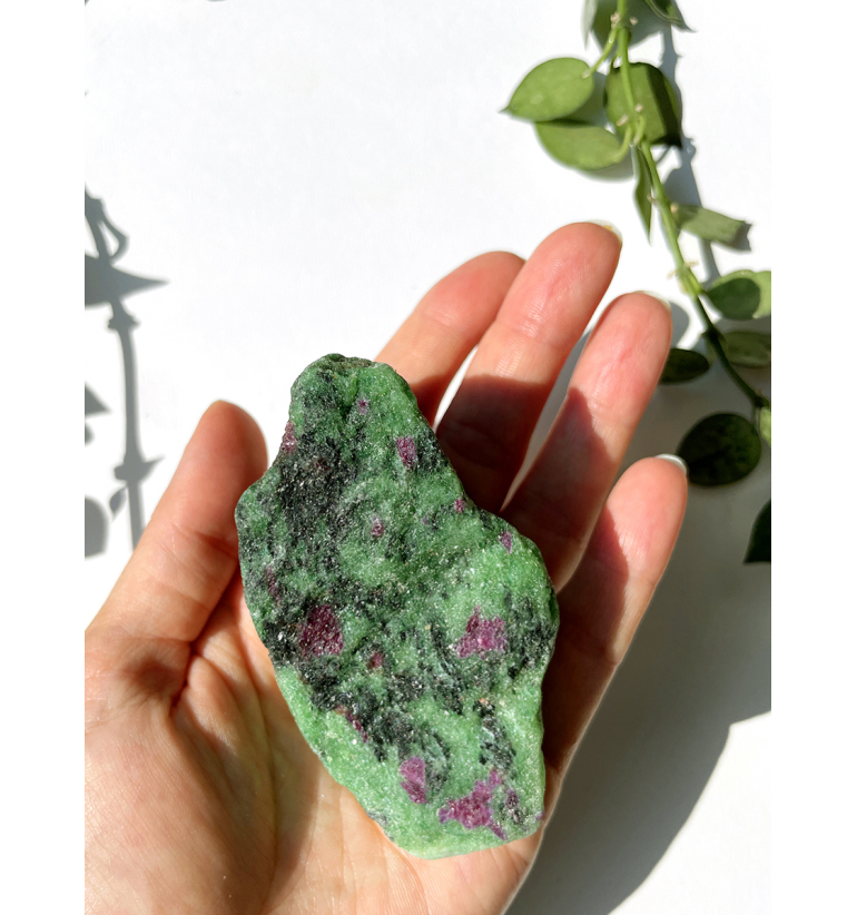 Zoisita con Rubí en bruto