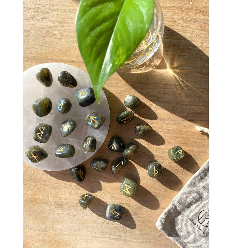 Runas grabadas en Labradorita