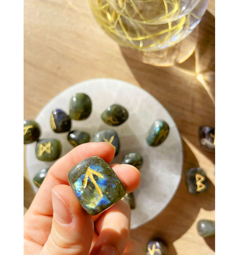 Runas grabadas en Labradorita